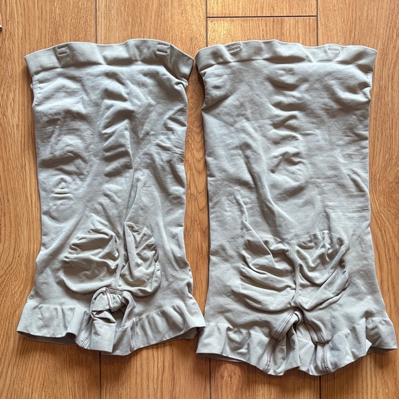 SKIMS Nude Strapless Bodysuit Shorts - Picture 3 of 4